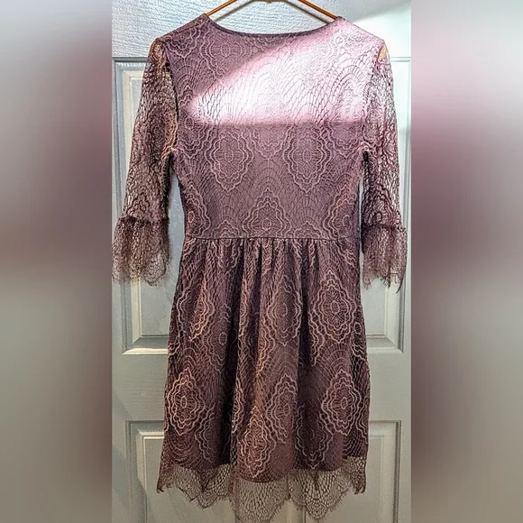 Express mauve lace deep V neck dress - Picture 2 of 7